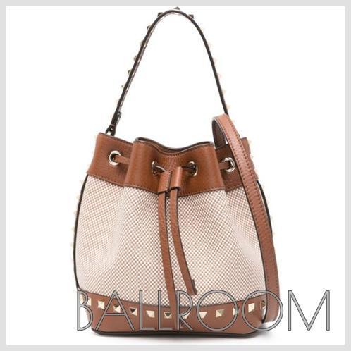 ショルダーバッグ・ポシェット VALENTINO GARAVANI ROCKSTUD CANVAS BUCKET BAG