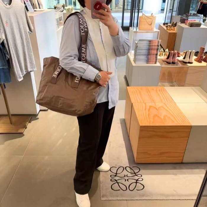 《日常の贅沢》【LOEWE】ペーパーエフェクトショッパーバッグ