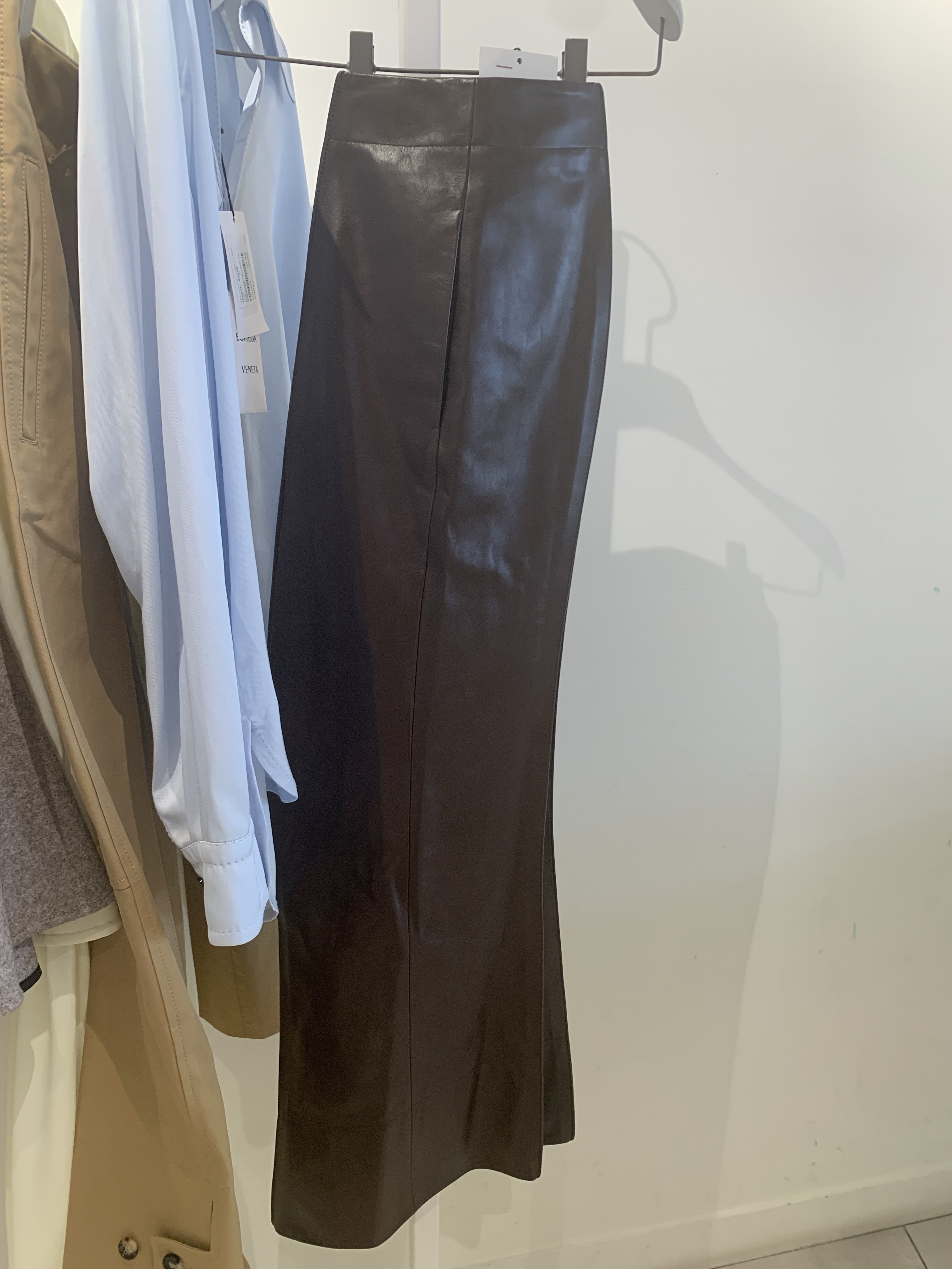 BOTTEGAVENETA ポリッシュドレザーパンツ 715408