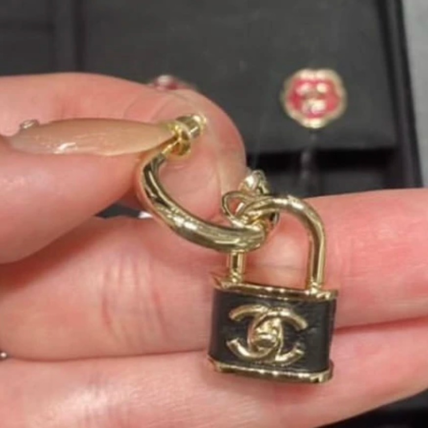 《独創的デザインでお洒落♪》CHANEL ピアス 南京錠 CCロゴ