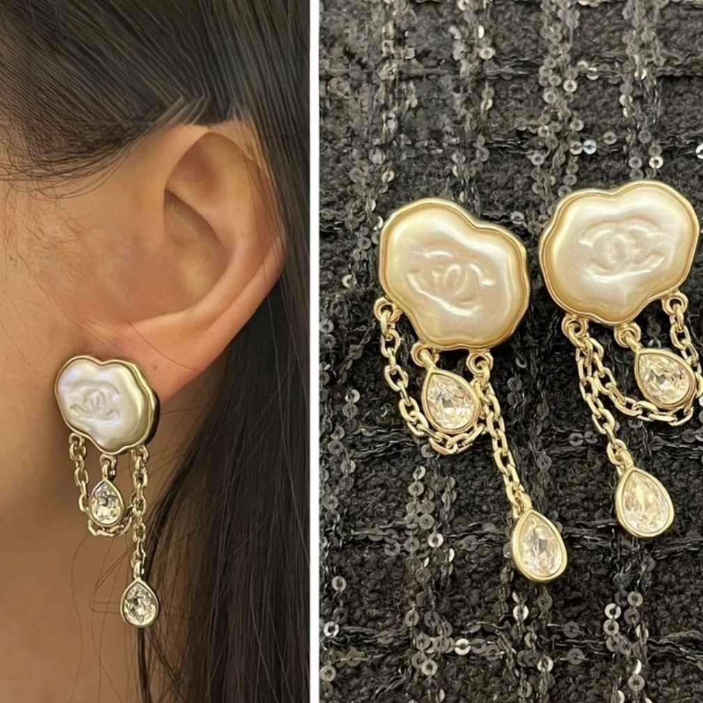 《雲をおもわせるデザイン♪》CHANEL ピアス CCロゴ