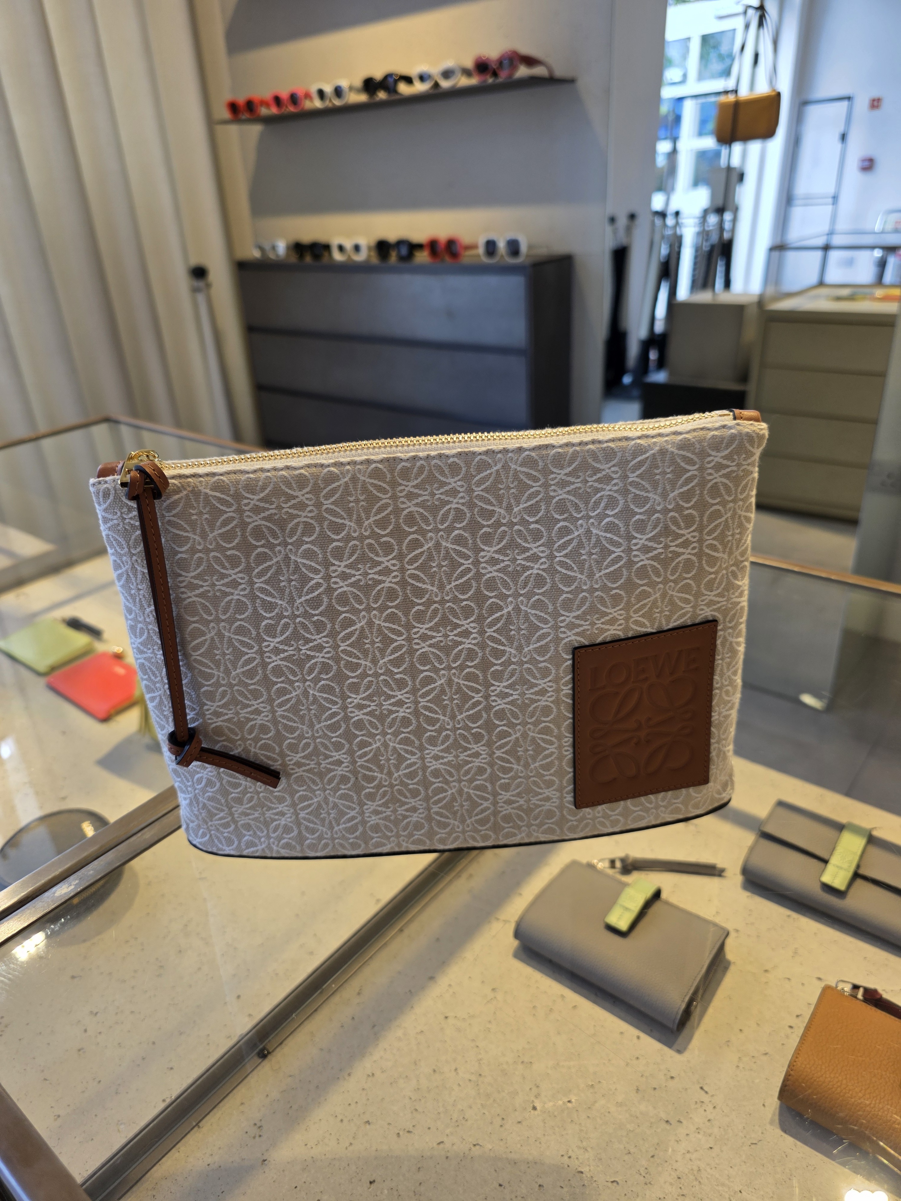 Outlet直営店買付☆☆【LOEWE】OBLONG POUCH ANAGRAM C821C63X05