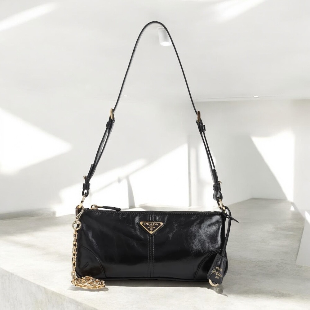 PRADA Re-Edition 2002 ミディアム レザー ショルダーバッグ