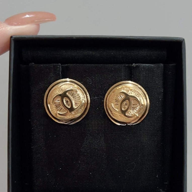 《ボタンみたいで可愛い♪》CHANEL ピアス CCロゴ