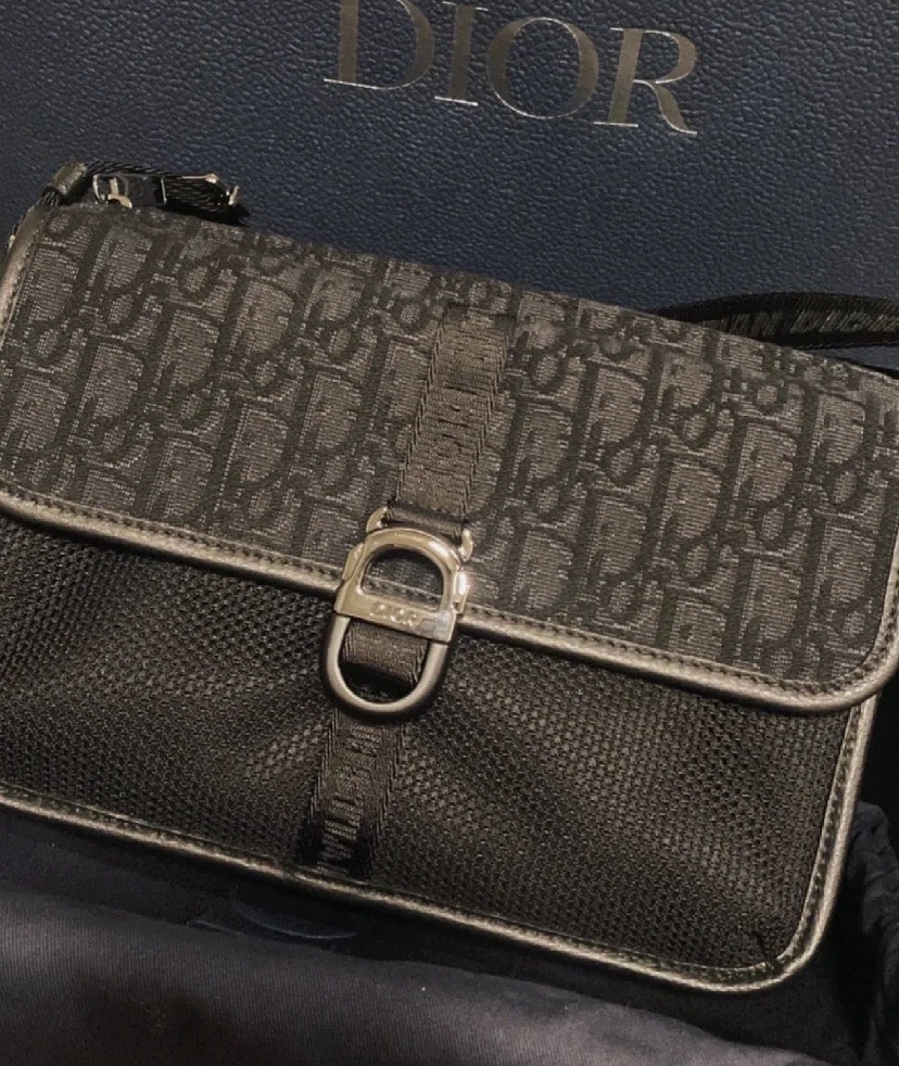 《実用性も抜群！》Dior 8 ミニ メッセンジャーバッグ