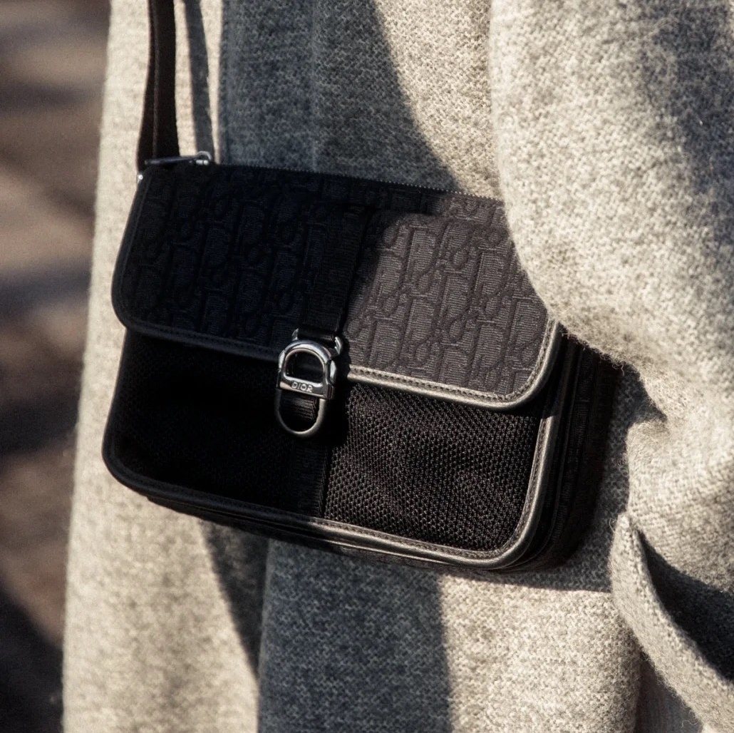 《実用性も抜群！》Dior 8 ミニ メッセンジャーバッグ
