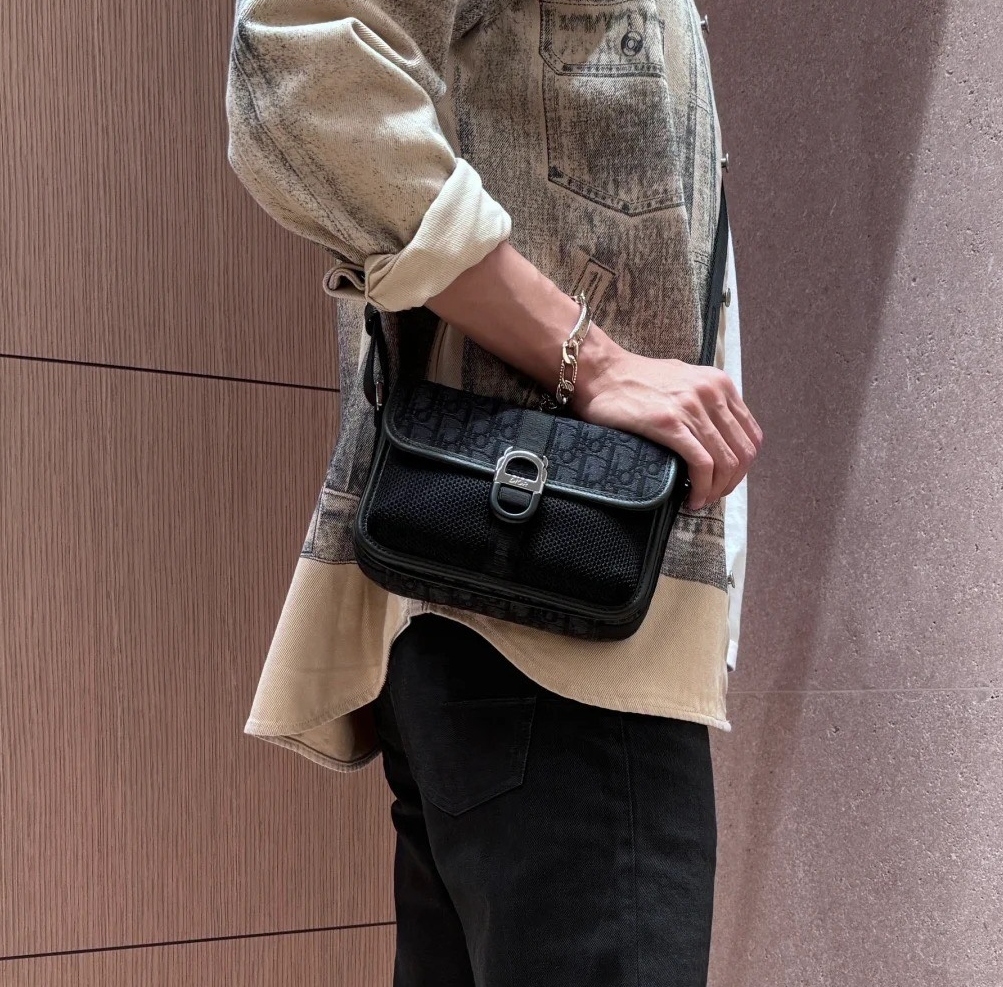 《実用性も抜群！》Dior 8 ミニ メッセンジャーバッグ