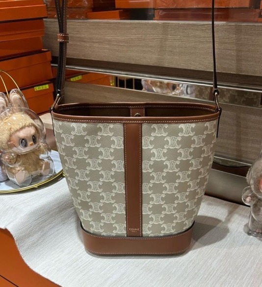CELINE セリーヌ Triomphe Bucket Cuir キュイル【新品未使用】