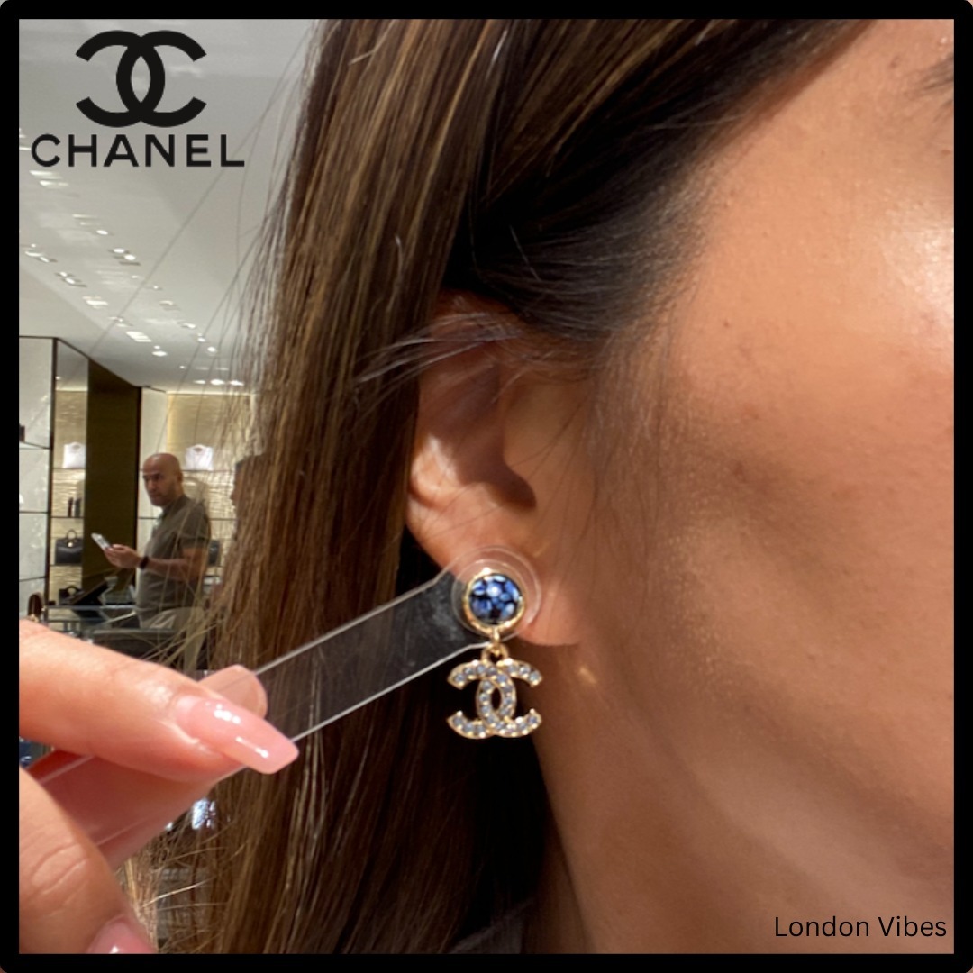 ブルーが目を惹く♪ CHANEL ピアス CCロゴ キラキラ