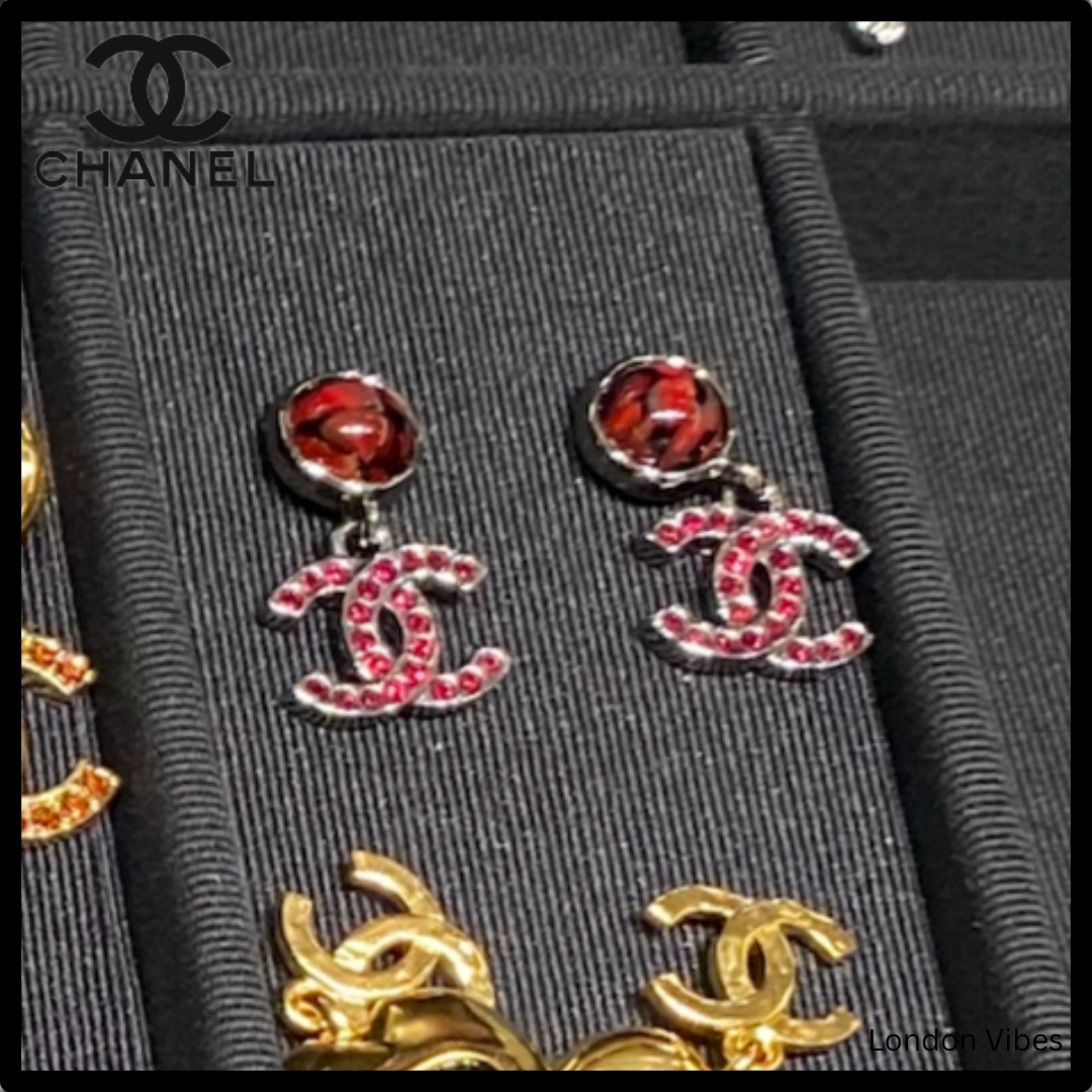 アクセントカラーがお洒落♪ CHANEL ピアス CCロゴ レッド