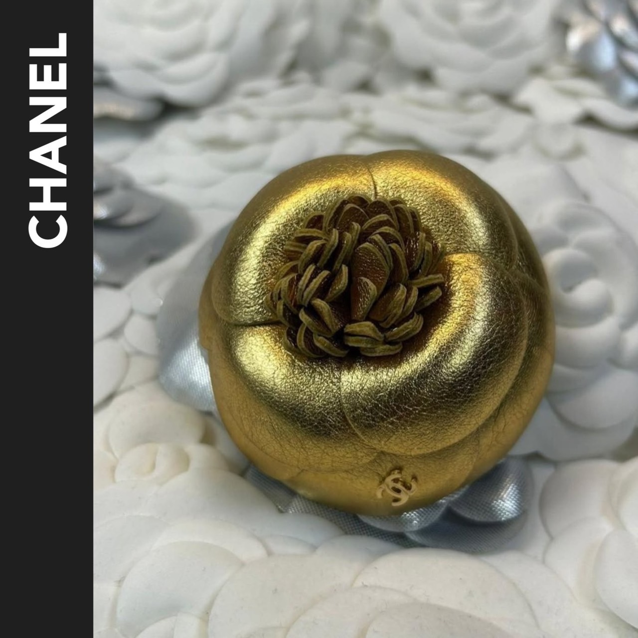 ゴールドの輝きがコーデを格上げ♪【CHANEL】25A カメリア