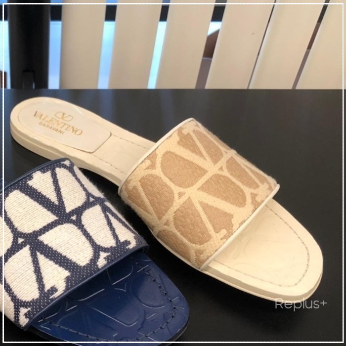 【Valentino】トワル イコノグラフ ラフィア調 スライドサンダル