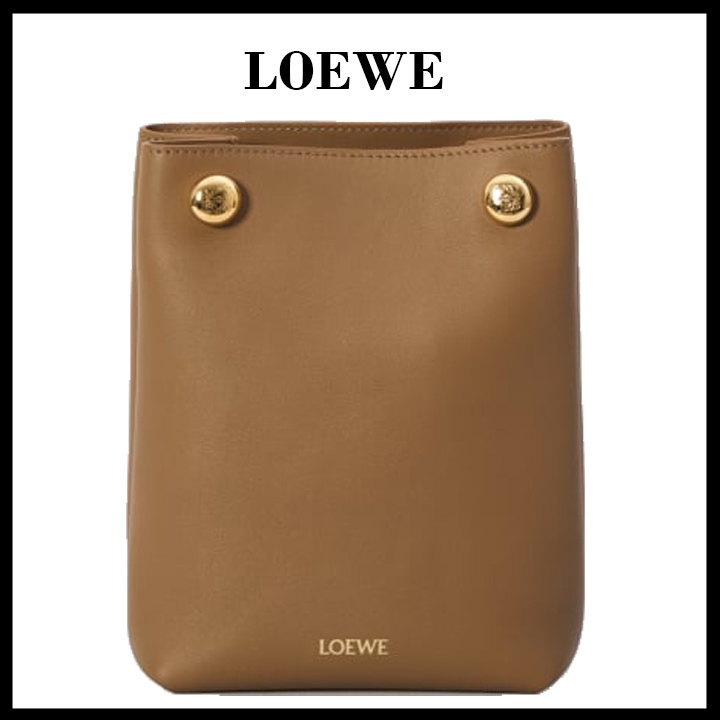LOEWE直営 スムースオークブラウンのペブルクラッチ