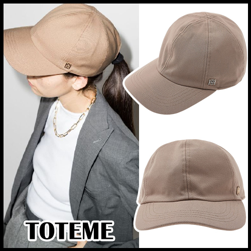★【TOTEME】 メタルロゴベースボールキャップ★