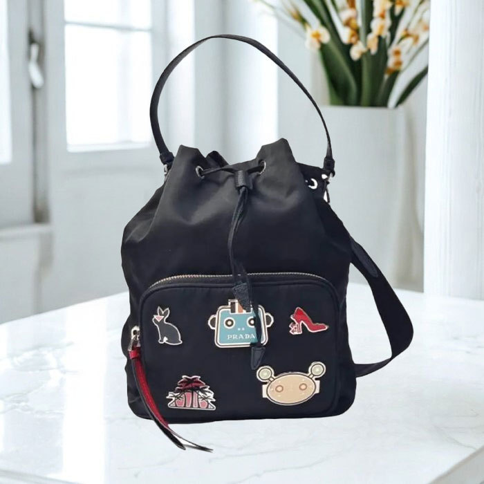 ≪洗練された個性≫【PRADA】リエディション クロスボディバッグ