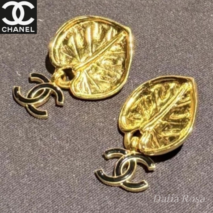 揺れるたび輝く♡洗練の煌めき【CHANEL】ペンダントピアス