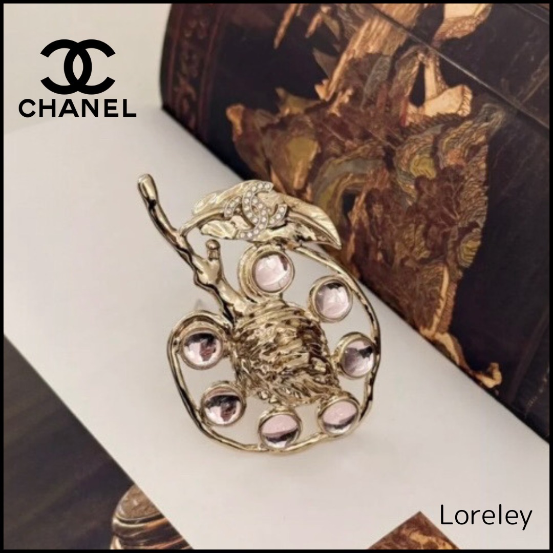 【女性らしいカラーリング】CHANEL（シャネル）ブローチ