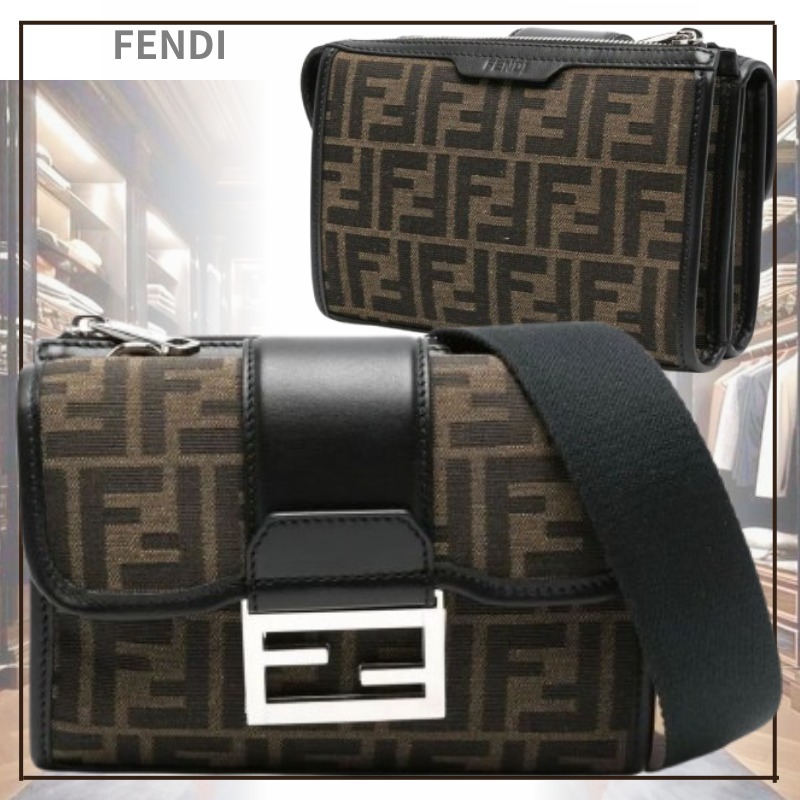 お出かけに Fendi モノグラムレザーダブルバゲット