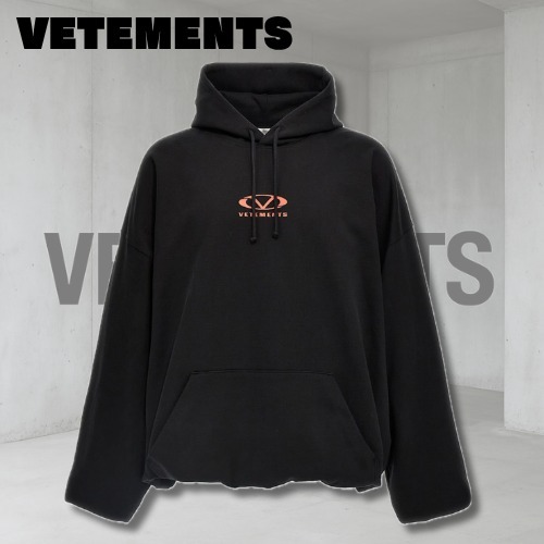 [VETEMENTS]「オーバルロゴ」パーカー
