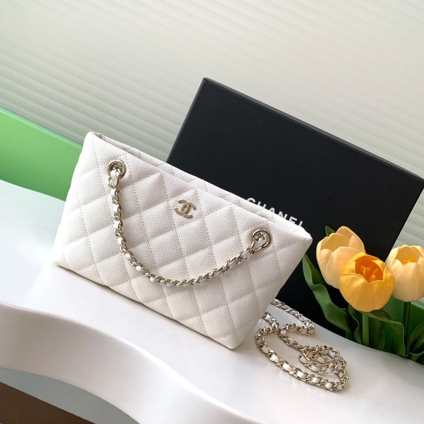 《コンパクトでお洒落》CHANEL チェーンクラッチバッグ ブラック