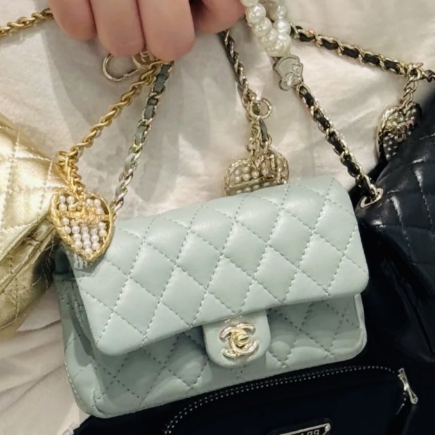 《完璧なフォルムが魅力》CHANEL クラシック ミニ バッグ
