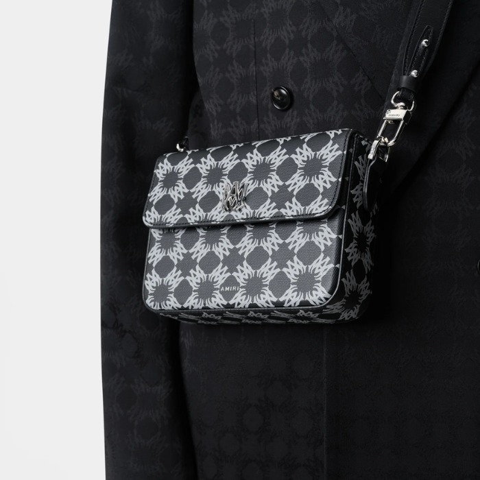 コンパクト《AMIRI》MAクワッド クロスボディバッグ ブラック