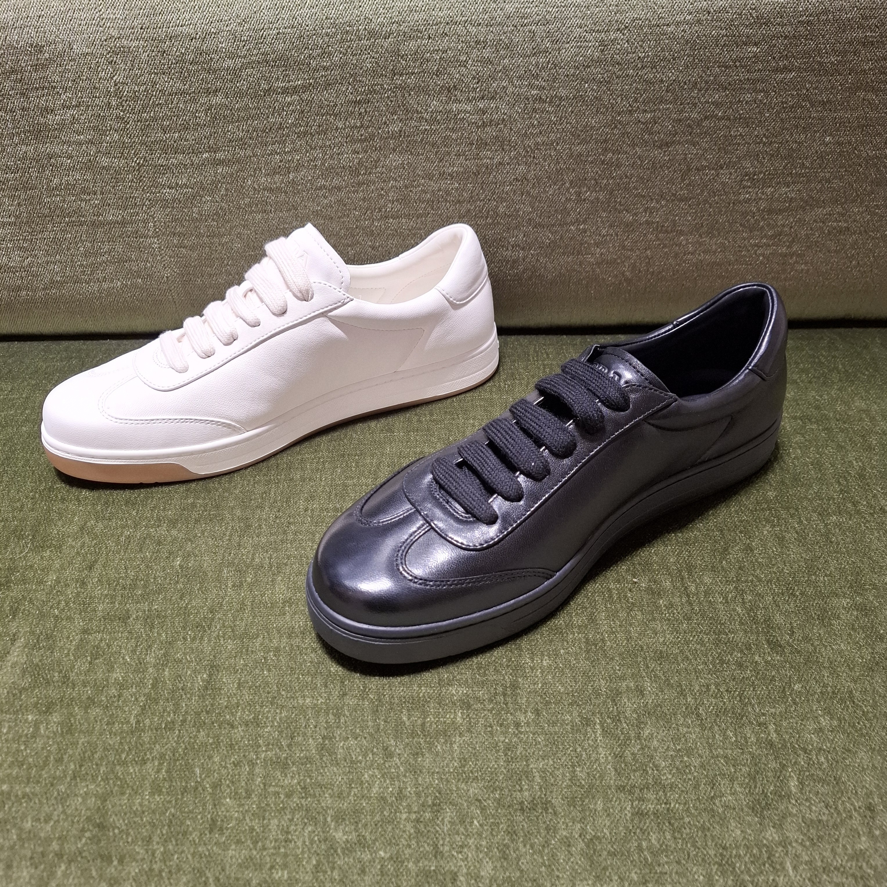 大人気★EXPRESS便可！ PRADA 2EG480 メンズスニーカー