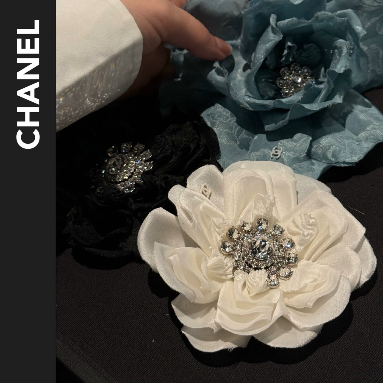 上品なシルクサテンの花びら♪【CHANEL】25A カメリア