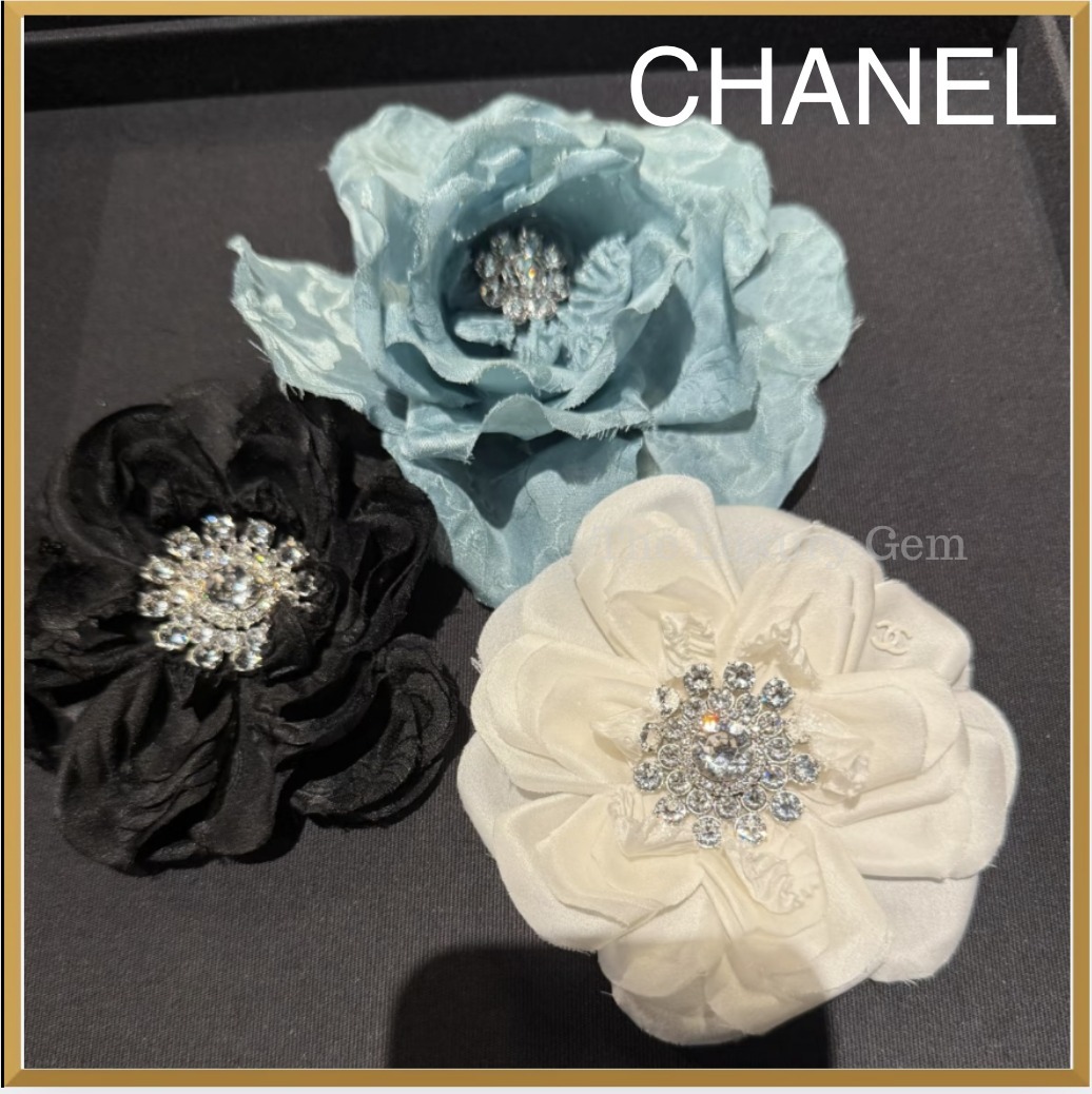 CHANEL カメリア シルクサテンとラインストーン