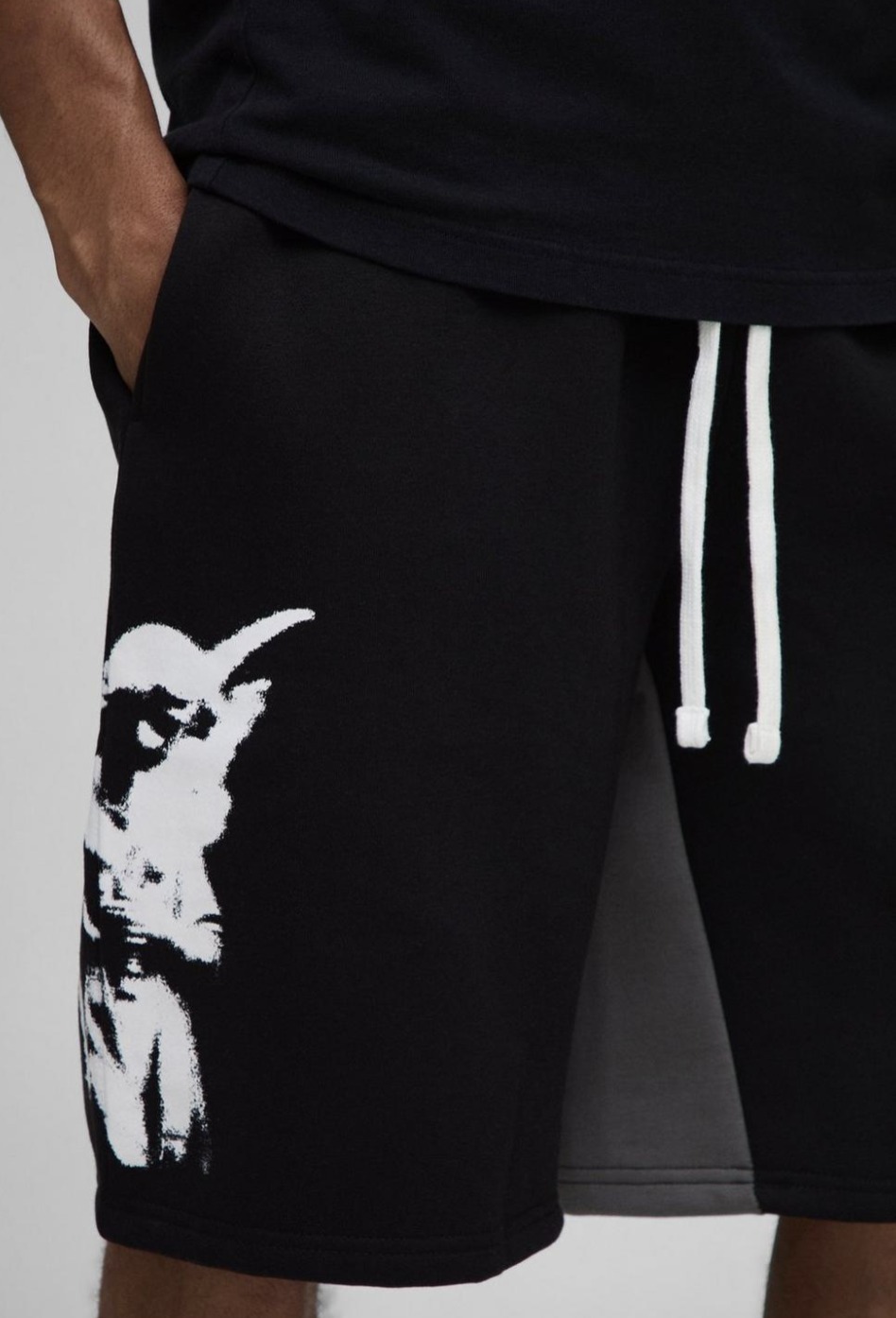 《boohoo》ゴシック グラフィック ガセット ショーツ