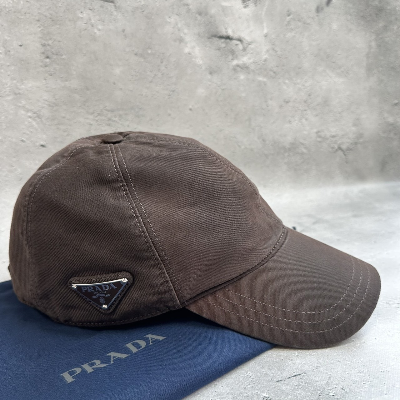 PRADA トライアングル ロゴ コットン ベースボールキャップ