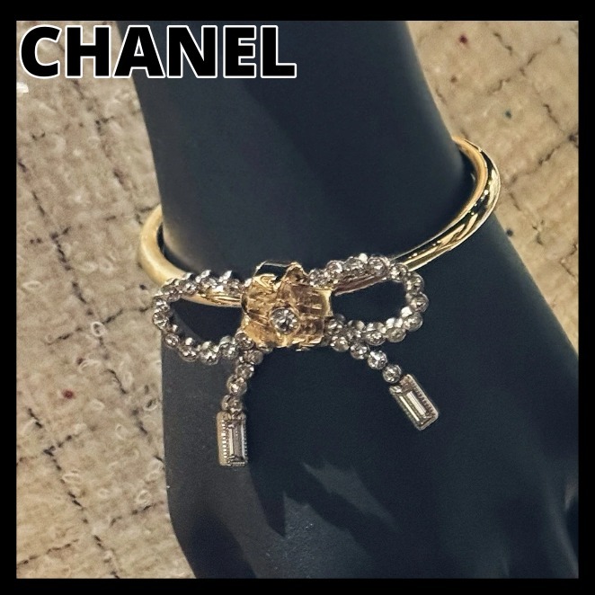 《煌めくリボンがかわいい》CHANEL バングル CCロゴ