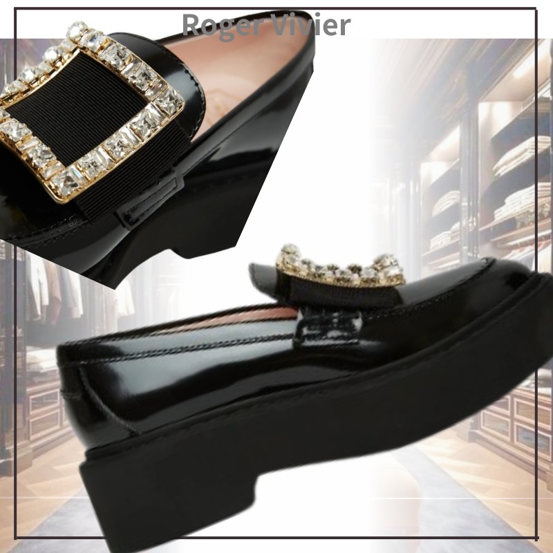 ブラックコーデに Roger Vivier パテントレザーローファー