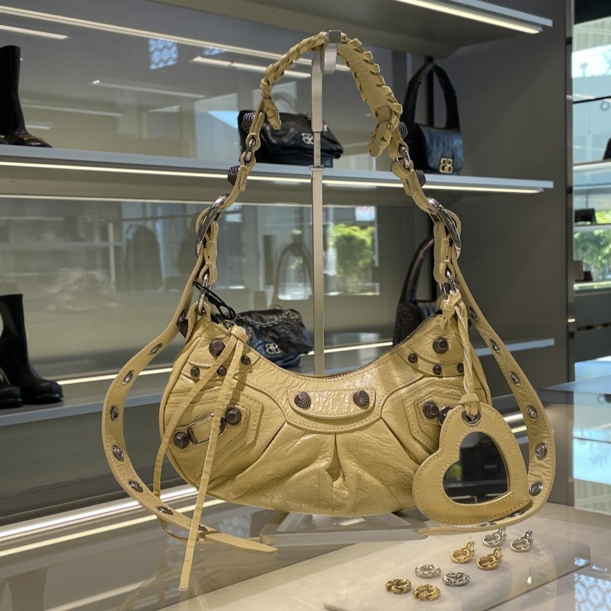 直営店☆BALENCIAGA☆SALE! Le Cagole XS ショルダーバッグ