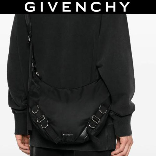 GIVENCHY タウンユースに使いやすい☆ショルダーバッグ