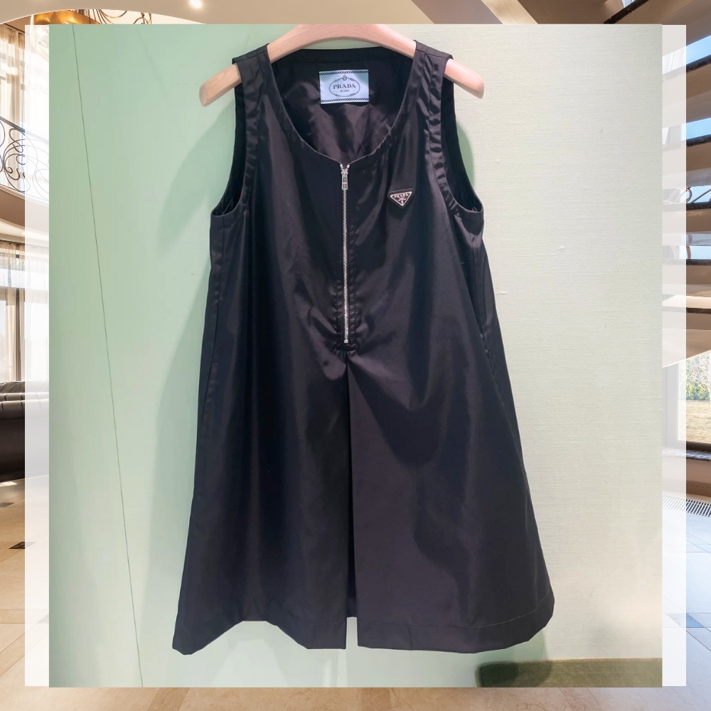 《大人可愛い》【PRADA】ノースリーブ ショート丈Re-Nylonドレス
