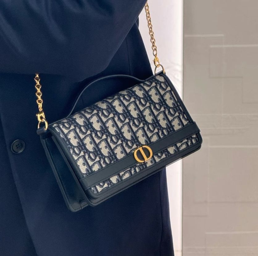 《洗練された秋の新作》【DIOR】 チェーンポーチ