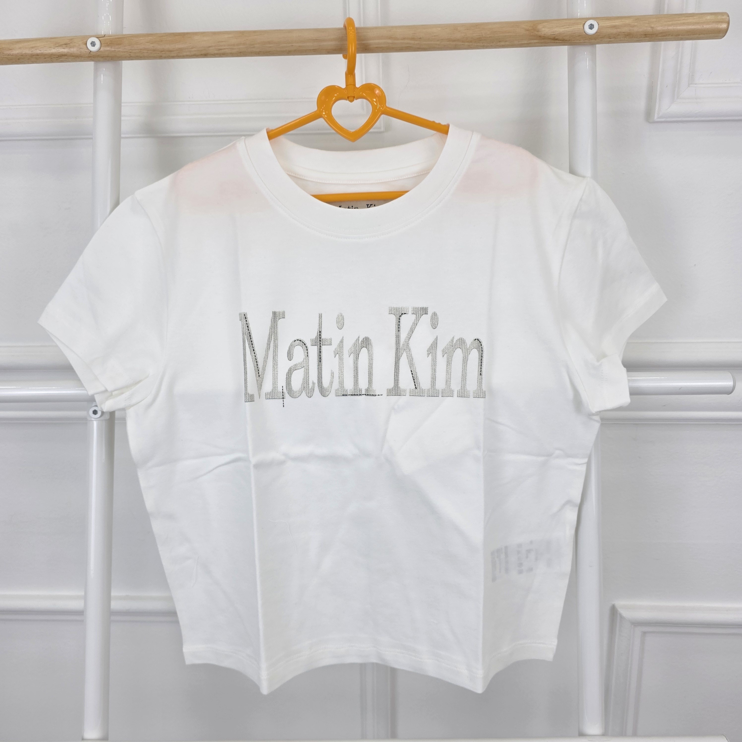 Tシャツ・カットソー [MATINKIM] PATTERN ARTWORK LOGO CROP TOP IN WHITE
