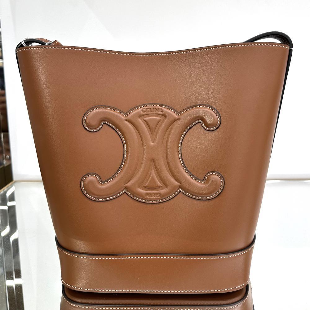 【CELINE】ミディアム スモール バケット キュイル トリオンフ