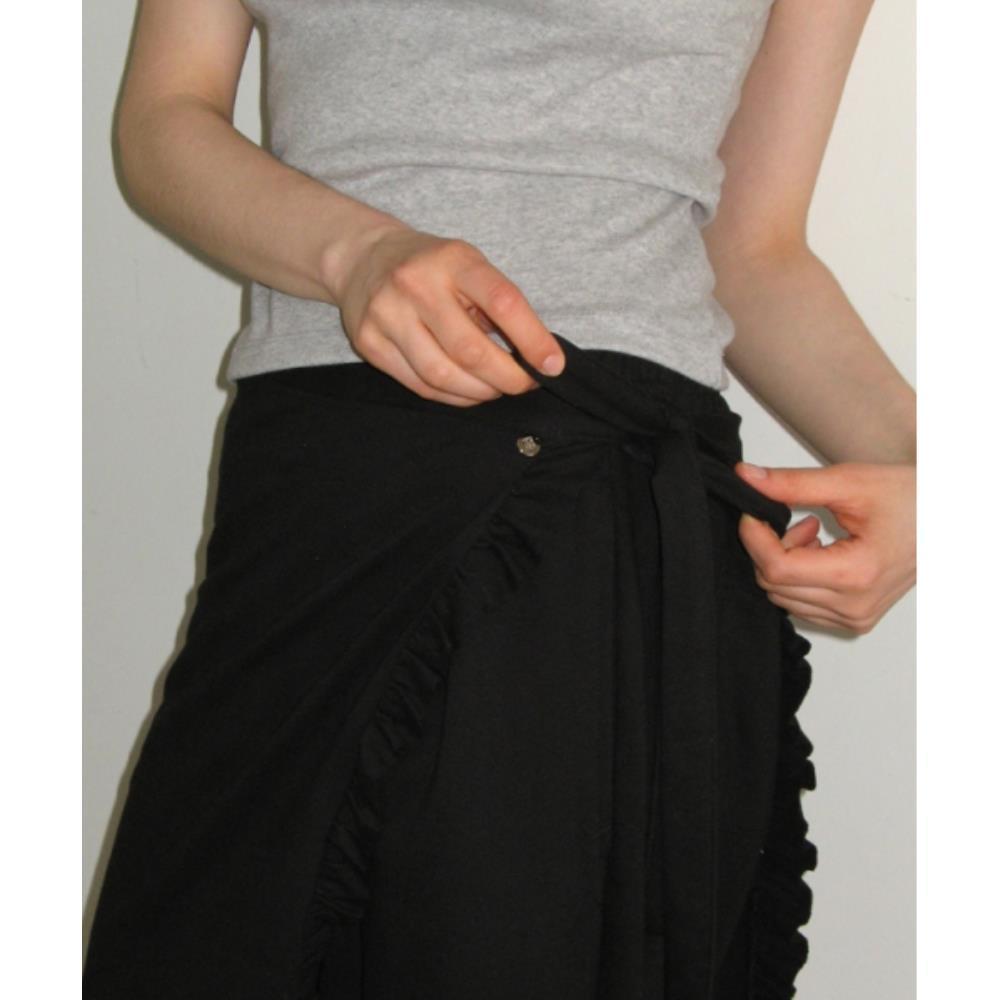 パンツ \"RONRON\" RUFFLE WRAPOVER PANTS BLACK RR25BPT4242BK