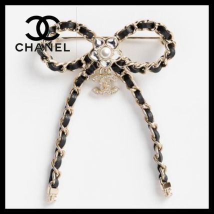 CHANEL ブローチ/コサージュ 可愛いリボン シルバー CCマーク インパクト大 手書き風CCマークがPOPで可愛いCHANELブローチ