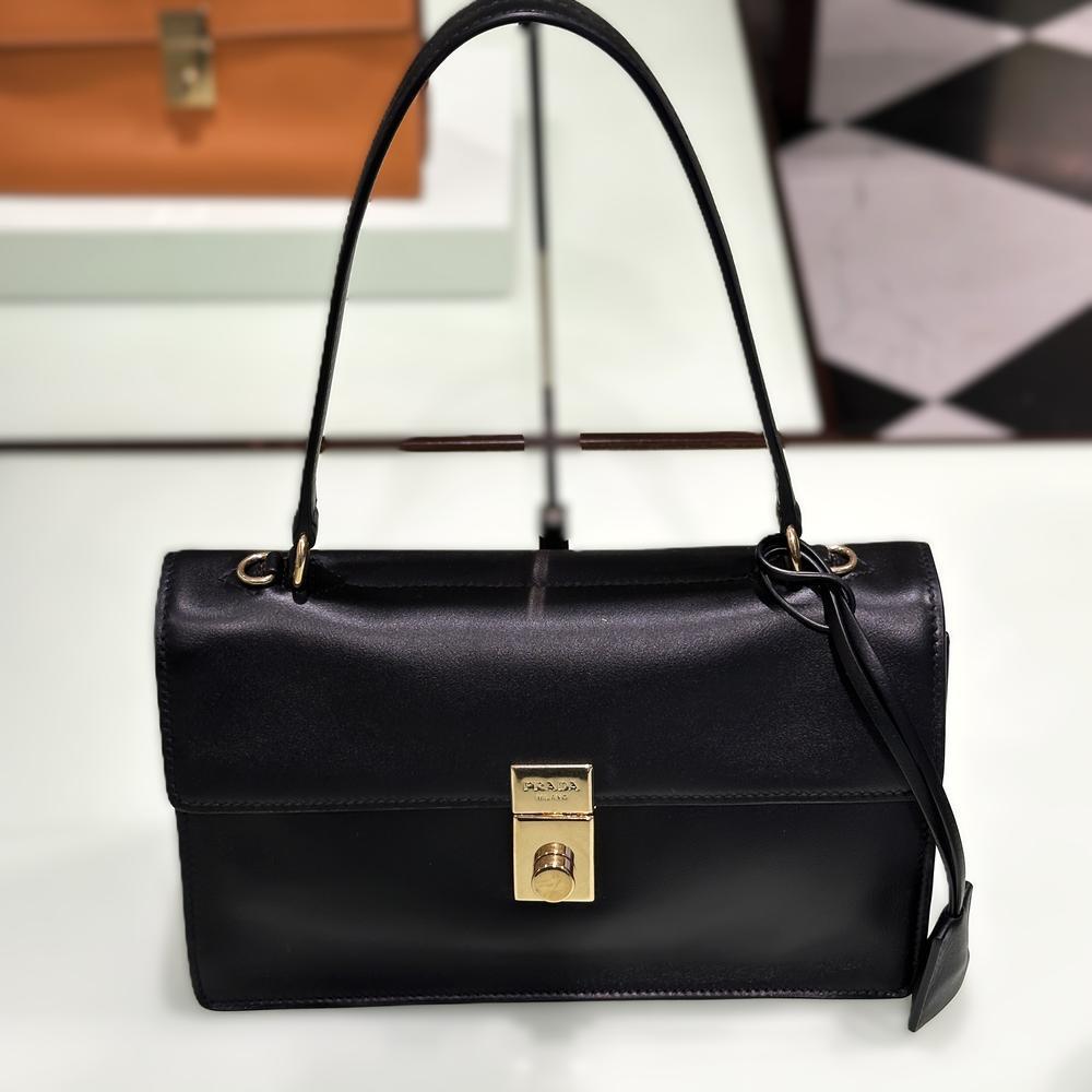 【PRADA】ソフトサウンド ミディアムレザーショルダーバッグ