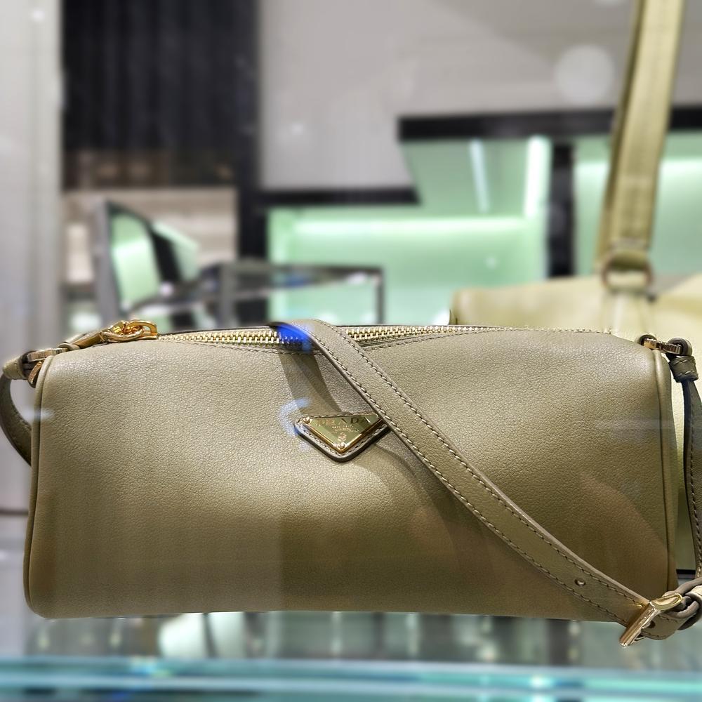 【PRADA】ライトグリーン×Vロゴサフィアーノレザーポーチ1BC239