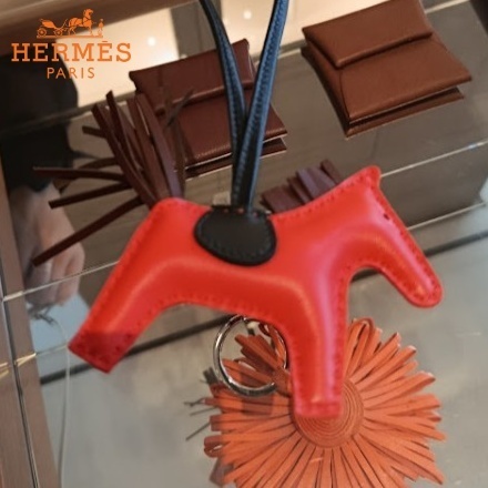 《遊び心あふれる》HERMES 鮮やかなレッド ロデオチャーム