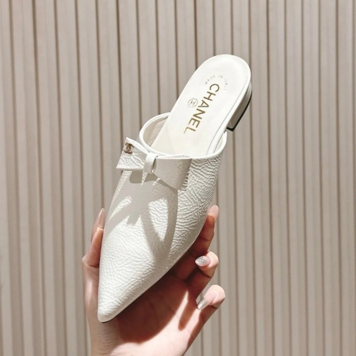 《希少モデル入荷》CHANEL 25A クランプルパテント サンダル