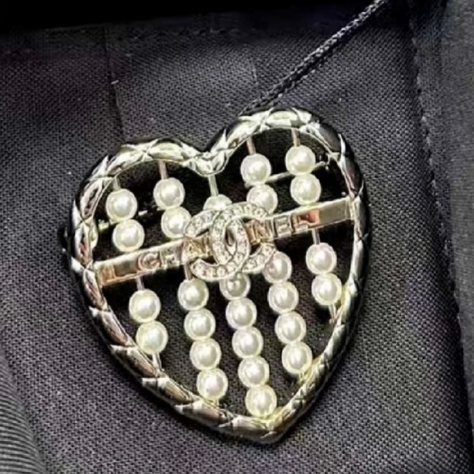《煌めくハートがかわいい♪》CHANEL ブローチ CCロゴ