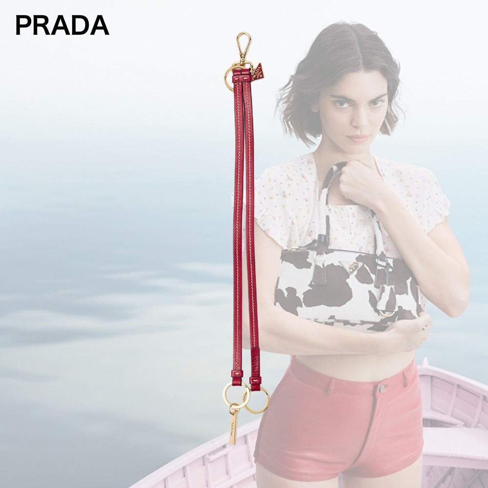 【希少】PRADA ロゴ入り レザーバッグチャーム キーホルダー