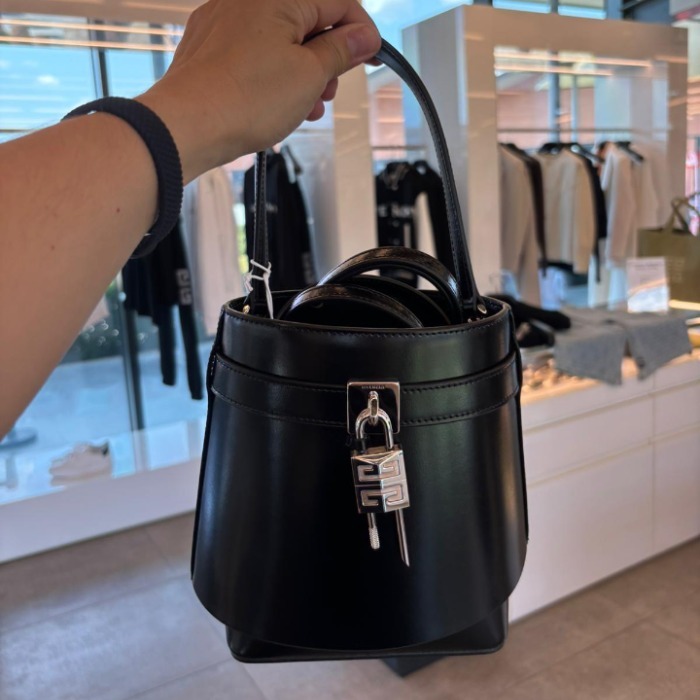 新品★GIVENCHY★ブラック Shark Lock バケットバッグ