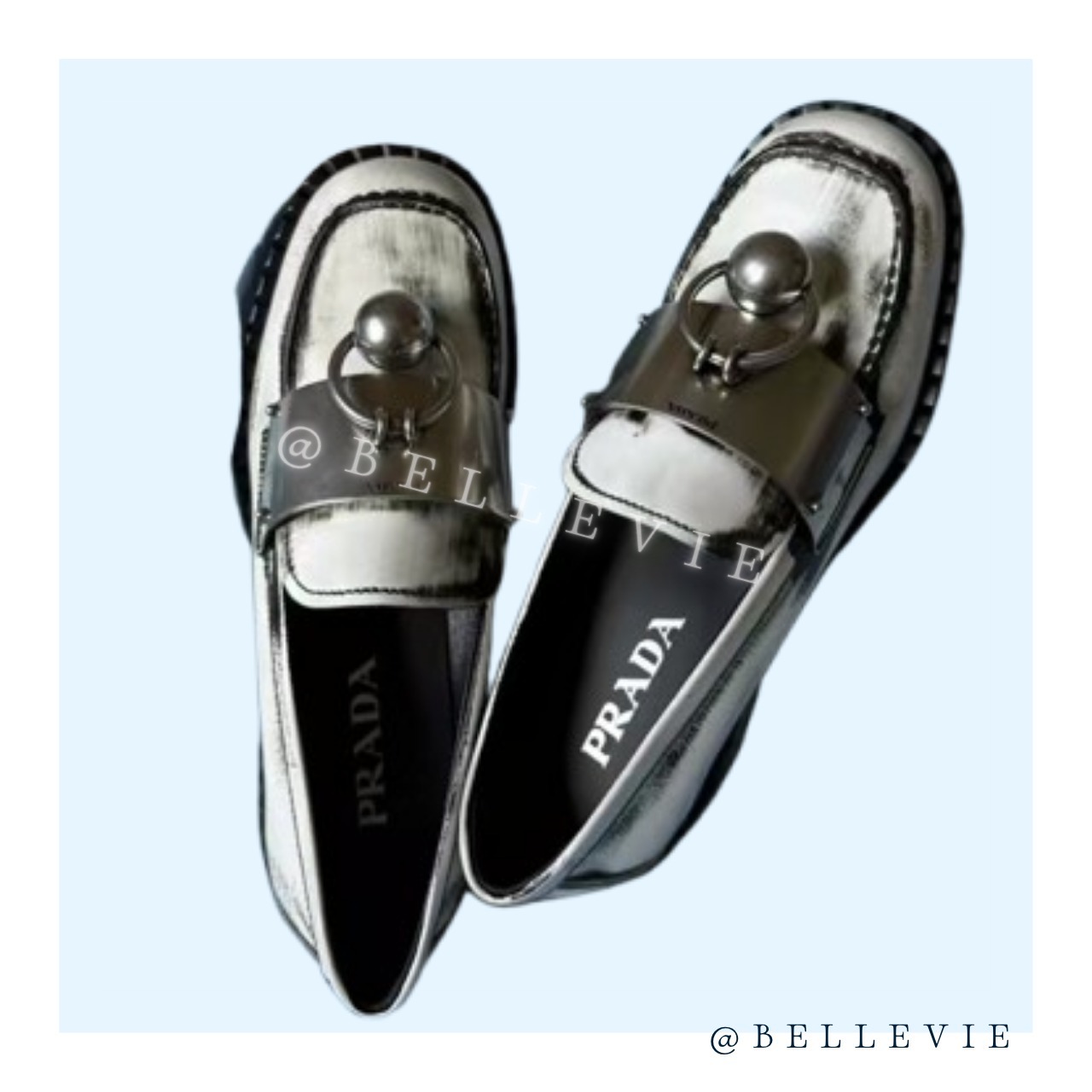 【PRADA】カッコイイ white メタル ロゴプレート レザーモカシン