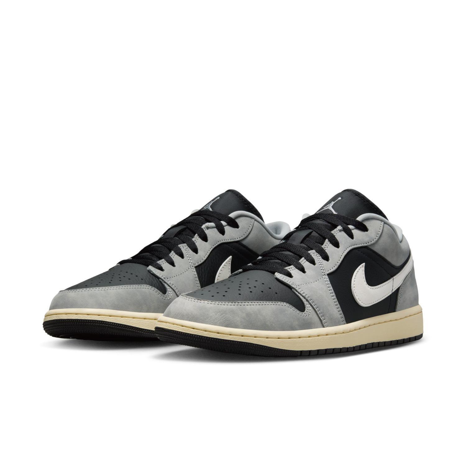 国内配送 NIKE AIR JORDAN 1 LOW SE L.GREY/SAIL-MUSLIN-BLACK